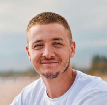man wearing white crew-neck shirt outdoor selective focus photography